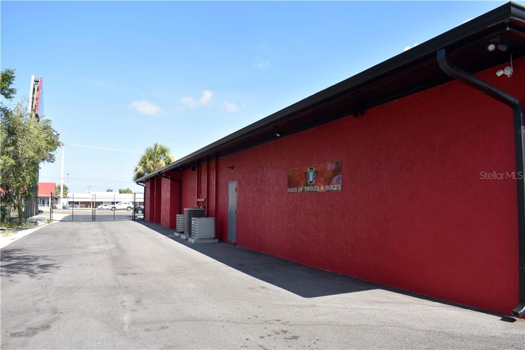 Office and Retail Building For Sale in Bradenton, FL - 14,500 sf $2,100,000