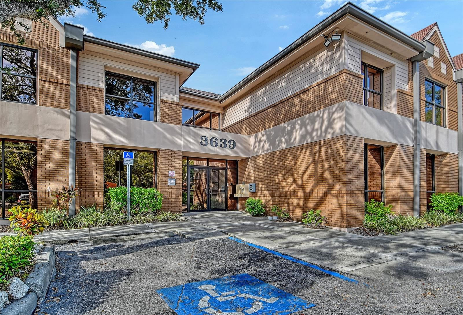 9.2 acres with 11 Office Buildings  For Sale in Bradenton, FL - 82,000 sq ft