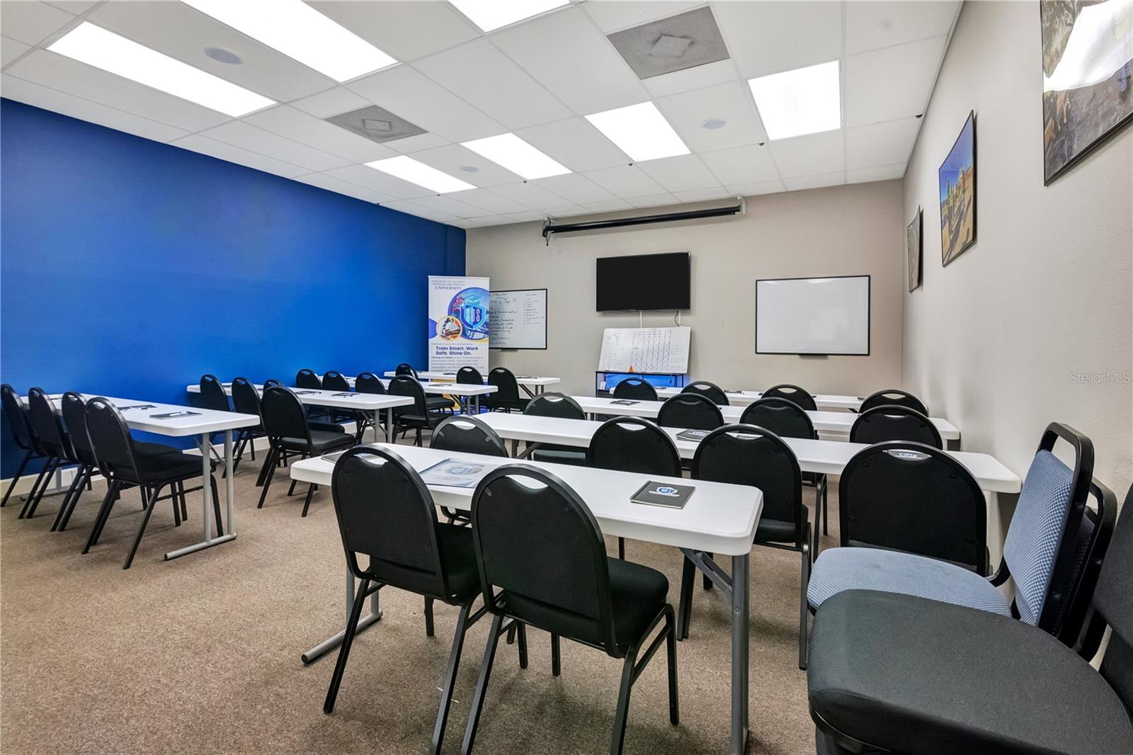 Large Commercial Building For Sale in Apopka, FL - Great For an Office Building $2,600,000 Large Commercial Building For Sale in Apopka, FL - Great For an Office Building $2,600,000